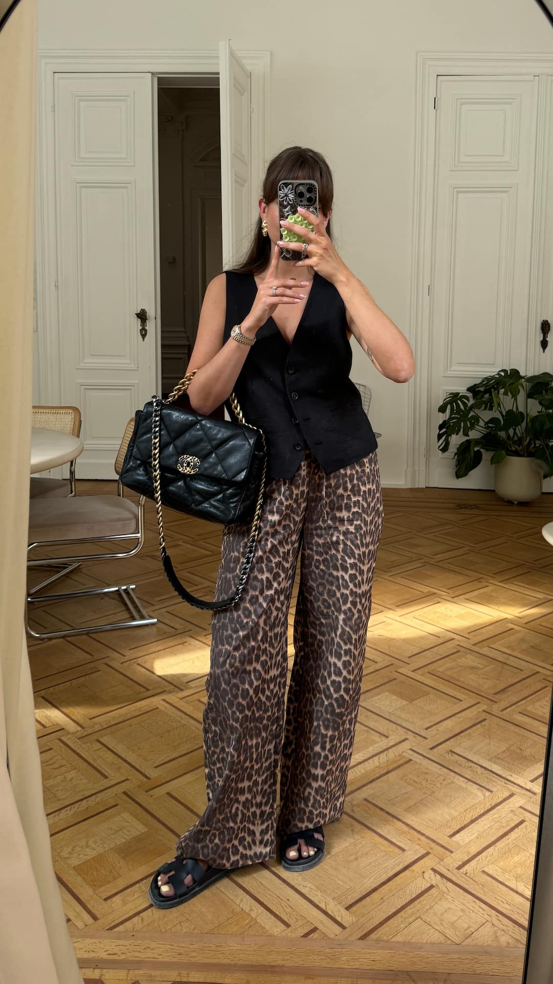 tenue d'été femme : pantalon léopard et gilet noir