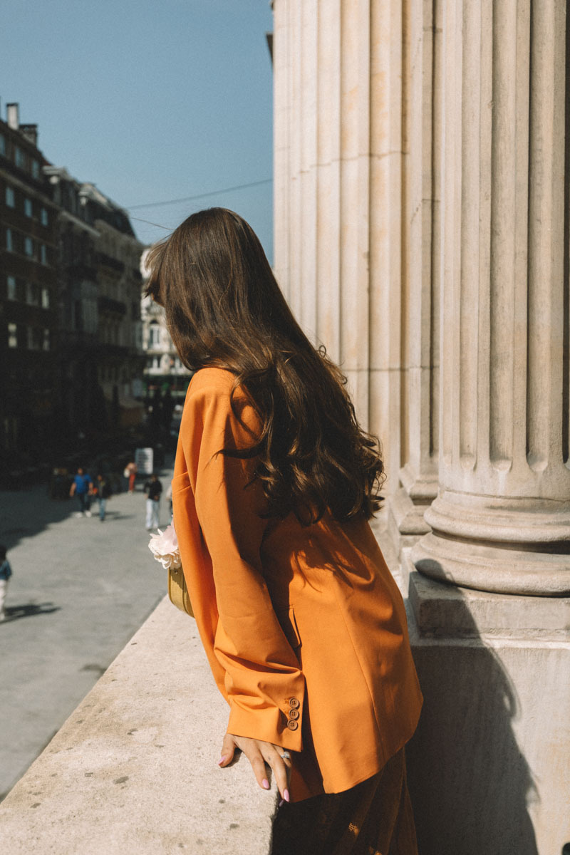 soin cheveux femme : cheveux longs et tenue orange