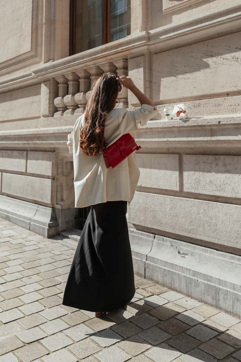 tenue rentrée femme : jupe crayon longue noire avec blazer blanc et sac rouge