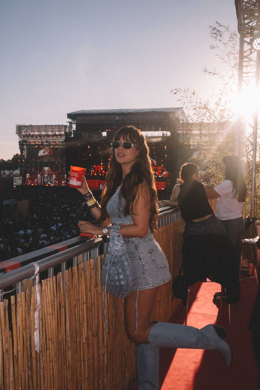 tenue festival en jeans : top et short en jeans à strass avec santiags