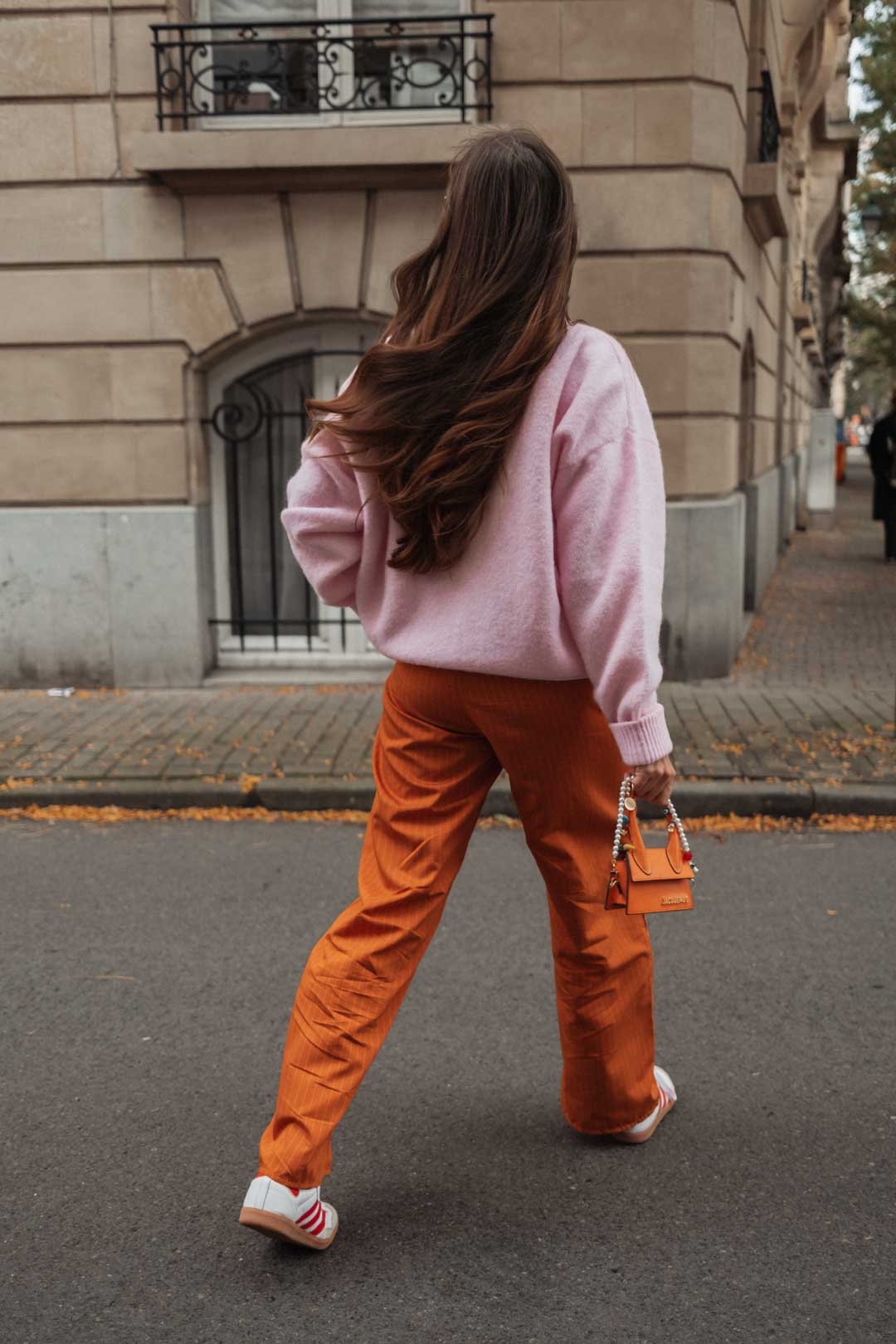 look automne mode tendance : tenue rose et orange