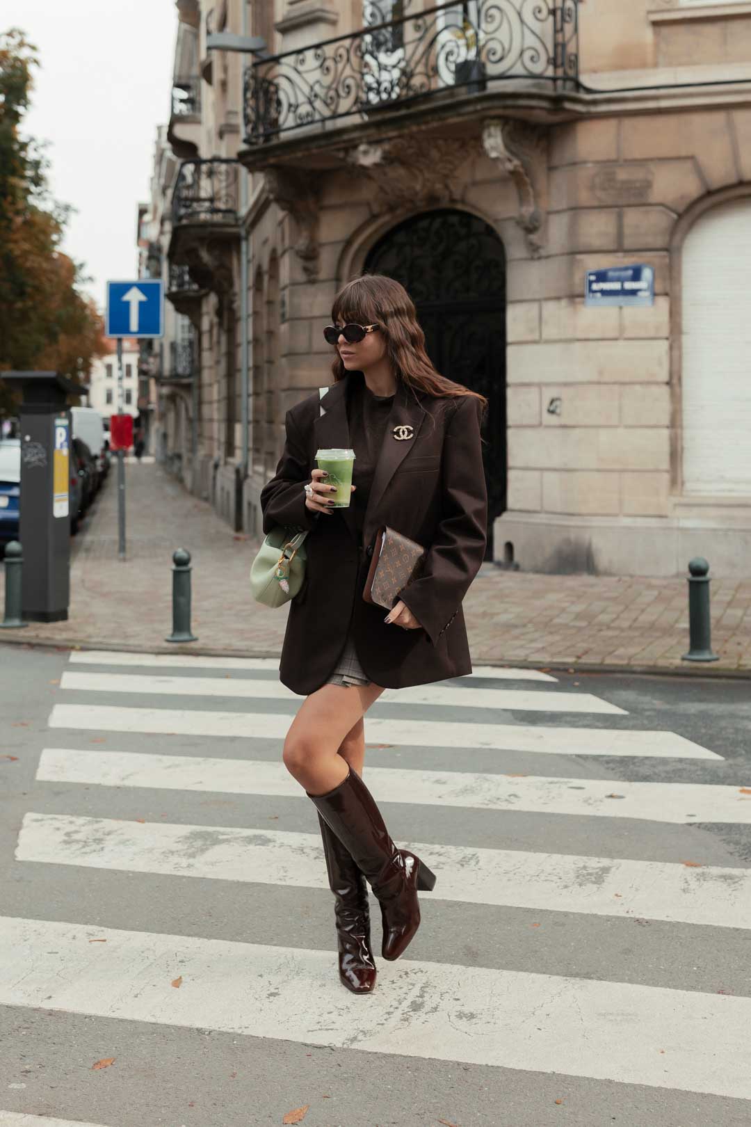 mode automne : full look marron avec sac vert Polène