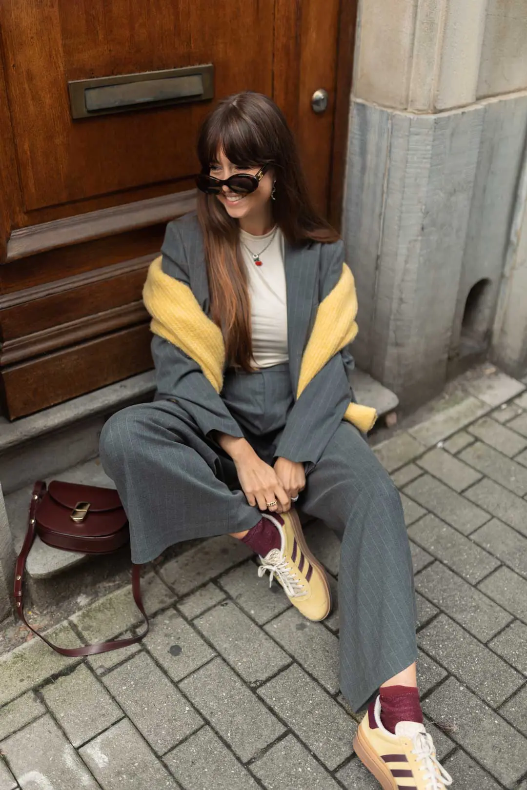 mode automne : ensemble tailleur gris avec accessoires jaunes et bordeaux