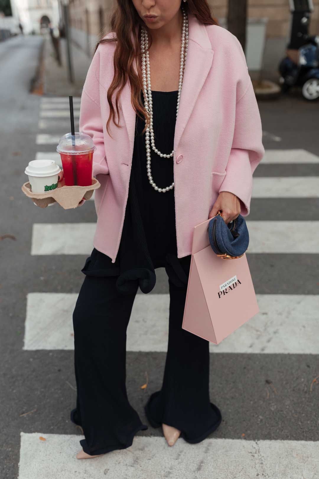 tenue chic femme : ensemble bleu marine Nakd, veste rose American Vintage, sac Fendi et escarpins Dior