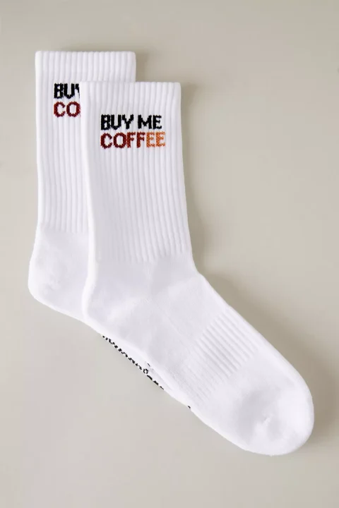 chaussettes blanches inscription Buy Me Coffee Anthropologie