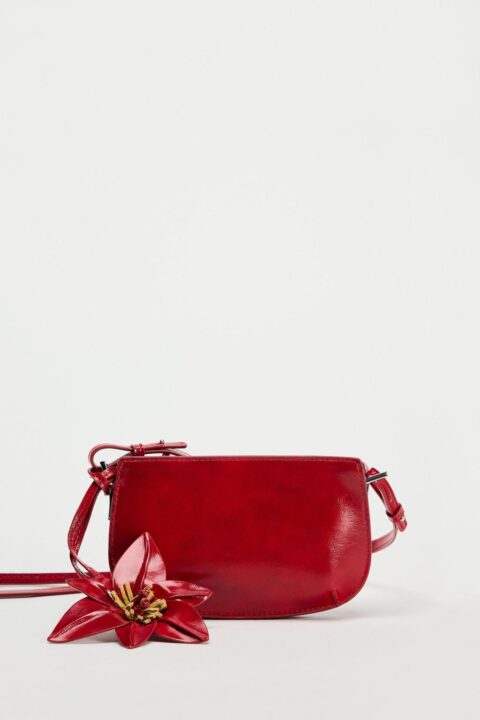 petit sac rouge avec pendentif fleur Zara