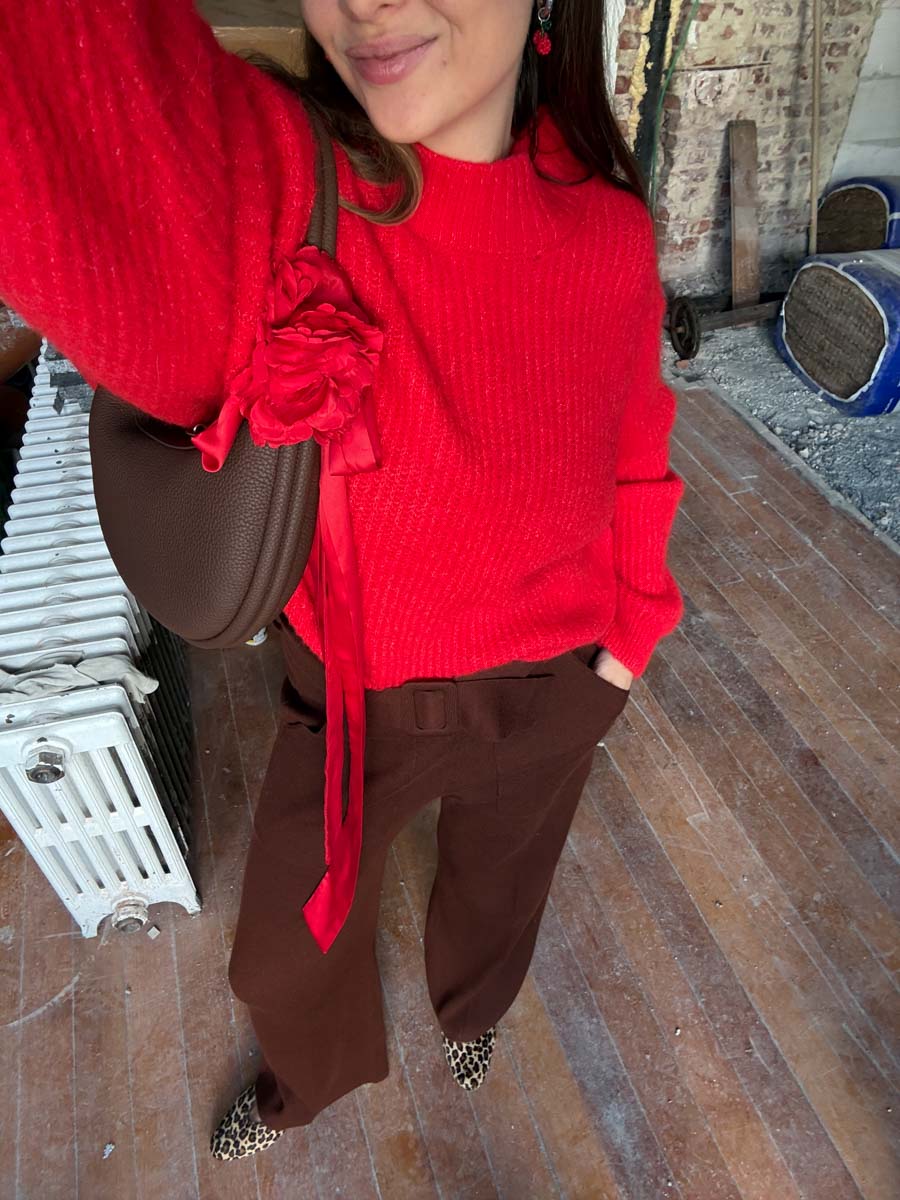 tenue automne femme : pantalon marron Sézane avec pull rouge American Vintage