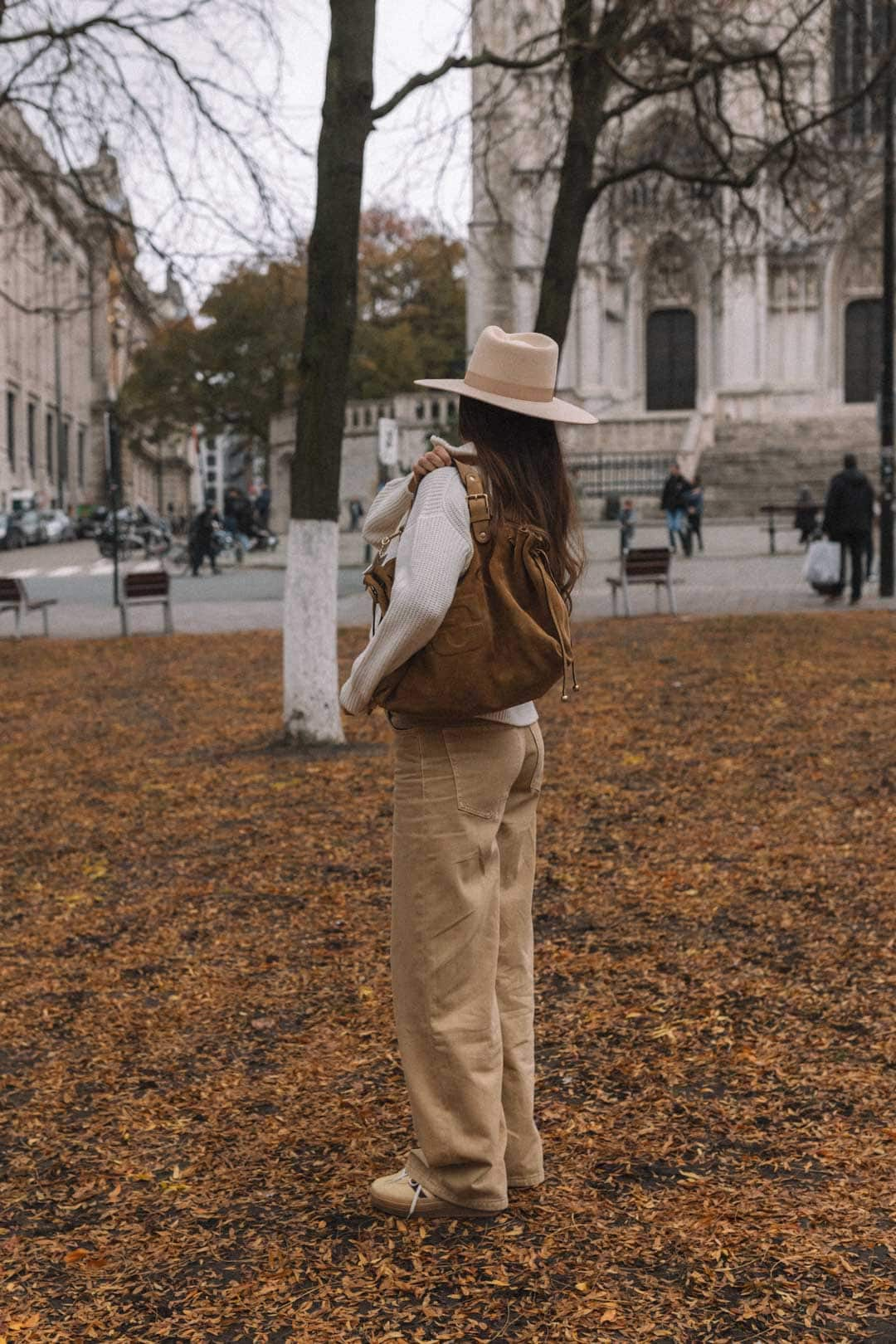 tenue femme automne/hiver : pantalon beige, pull blanc, sac camel