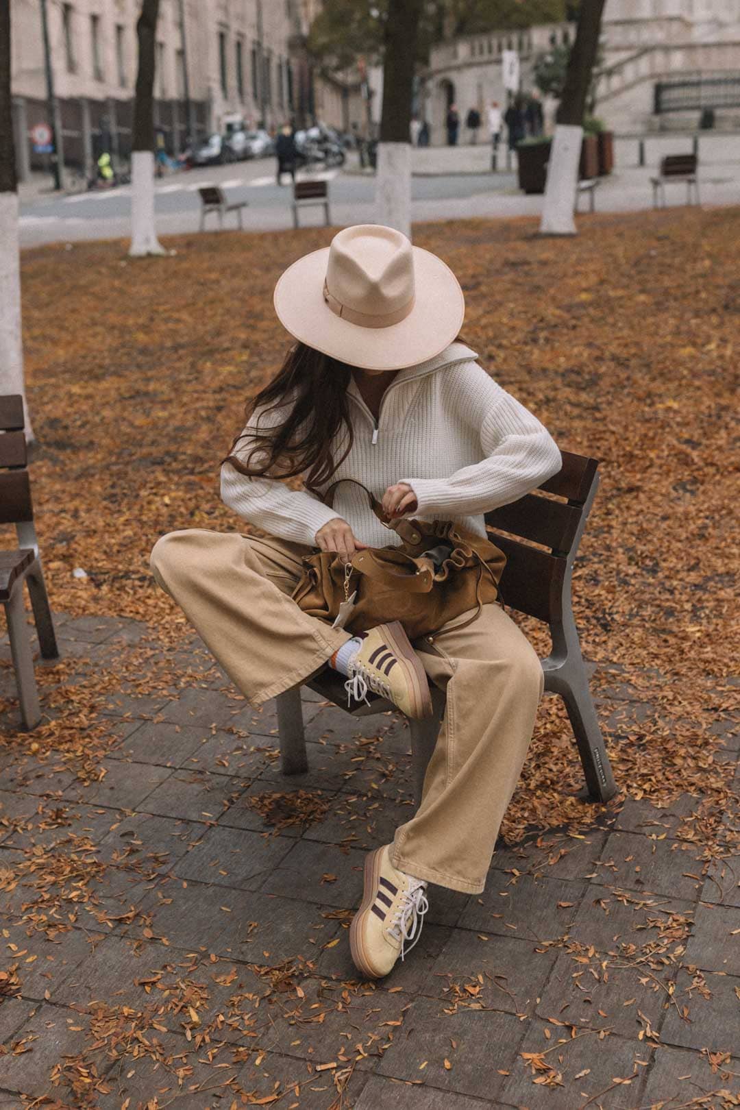 tenue femme tons beiges : jeans Mango, pull et sac Gérard Darel, chapeau Lack of color