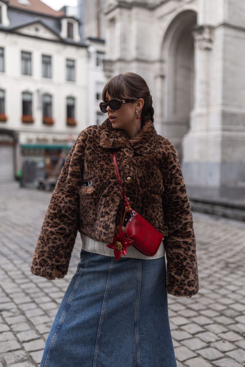 chic en hiver : jupe longue Zara, veste en fausse fourrure léopard Pretty Wire, sac rouge Zara