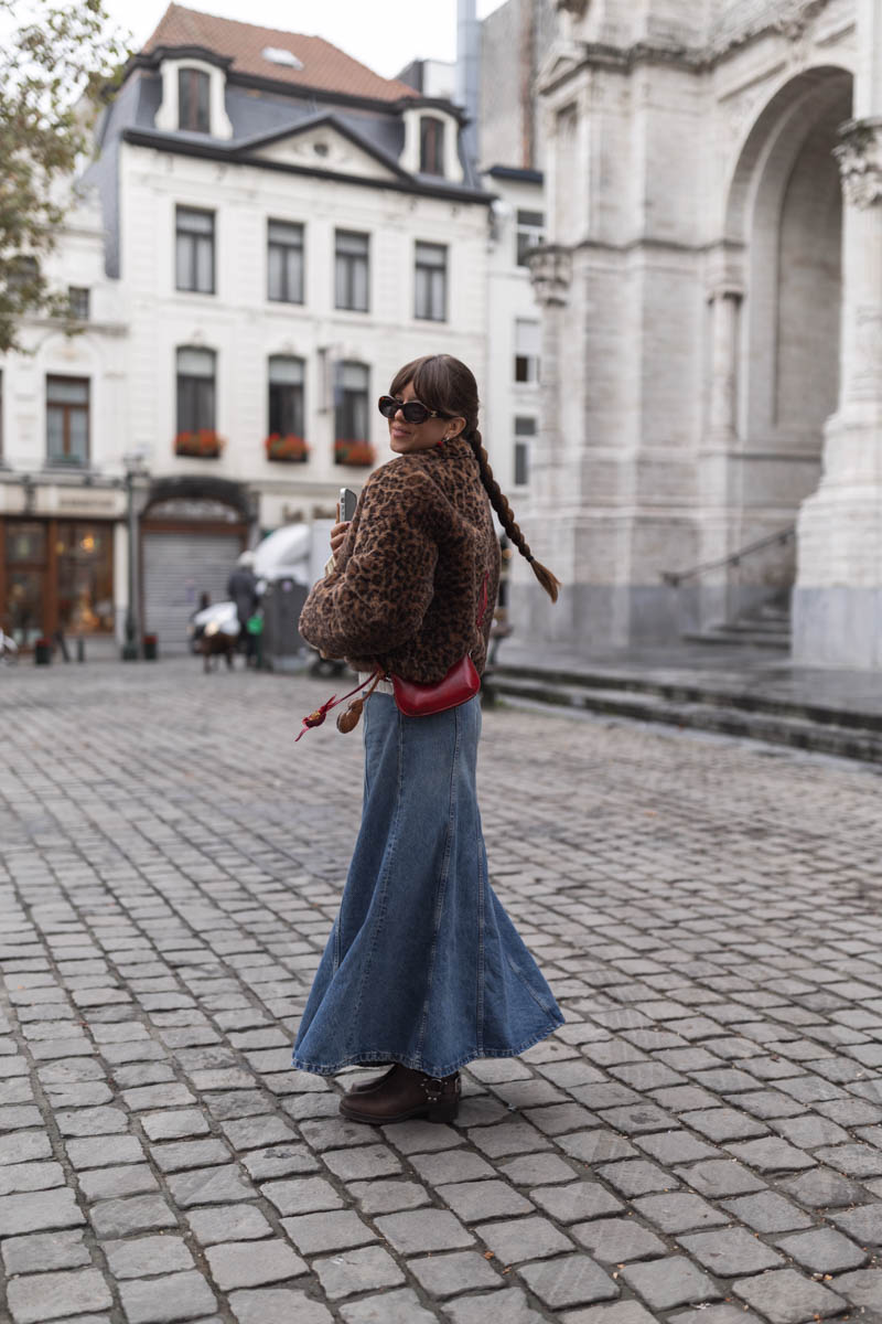 chic en hiver : jupe longue en jeans et veste en fausse fourrure léopard