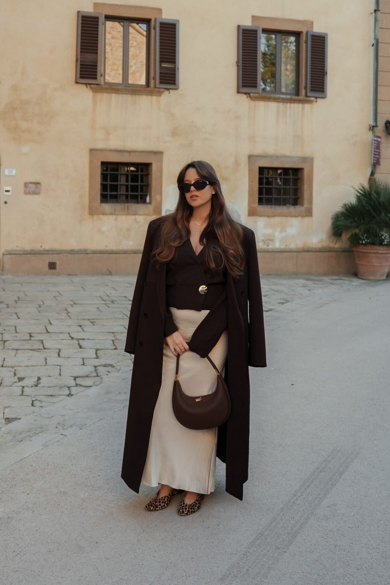 tenue chic : jupe satinée beige avec haut et accessoires marrons