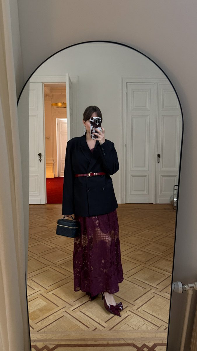 tenue fêtes hiver tendance burgundy avec robe longue bordeaux Nakd, blazer noir My Jewellery, ceinture bordeaux Sézane, sac noir Jimmy Choo et chaussures bordeaux Zara