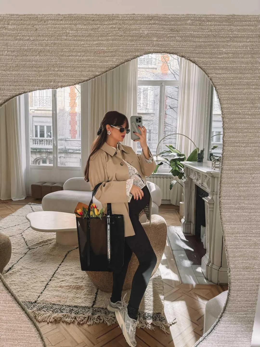 garde robe capsule grossesse : tenue avec legging noir H&M, blouse, trench et sac Sézane