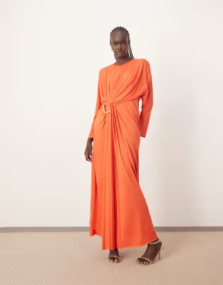 robe longue orange à longues manches avec détail doré sur la taille Asos