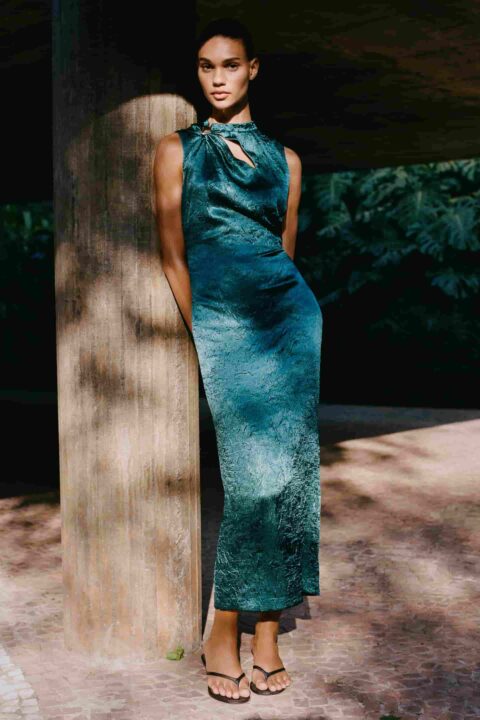 robe longue turquoise avec motifs discrets et ouverture au niveau de la poitrine Zara