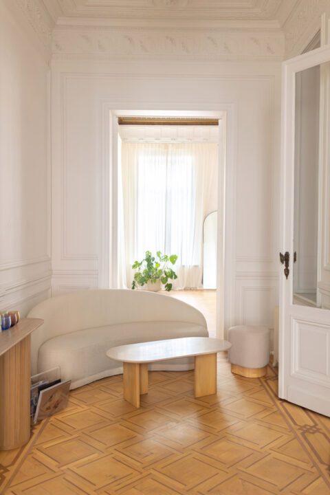 décoration intérieure avec canapé bouclette, table basse en travertin et console en bois