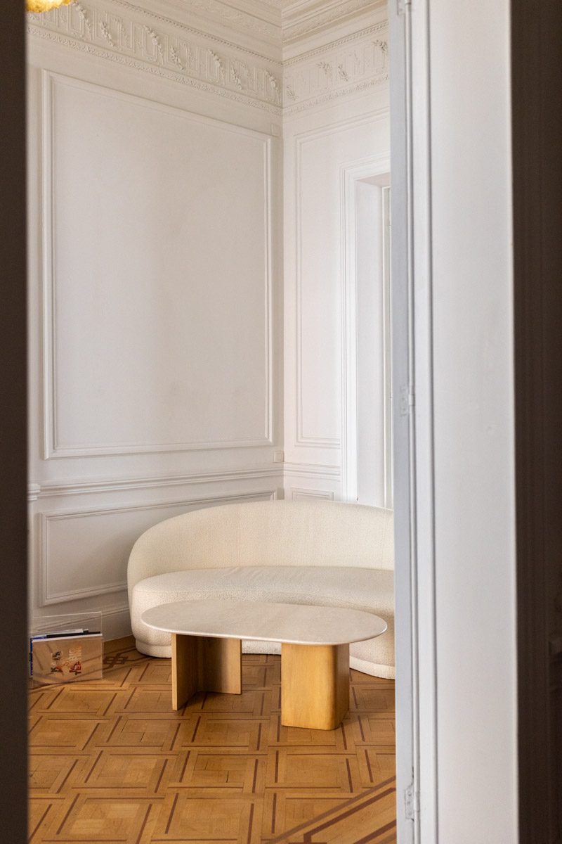 canapé bouclette blanc : photo salon style parisien