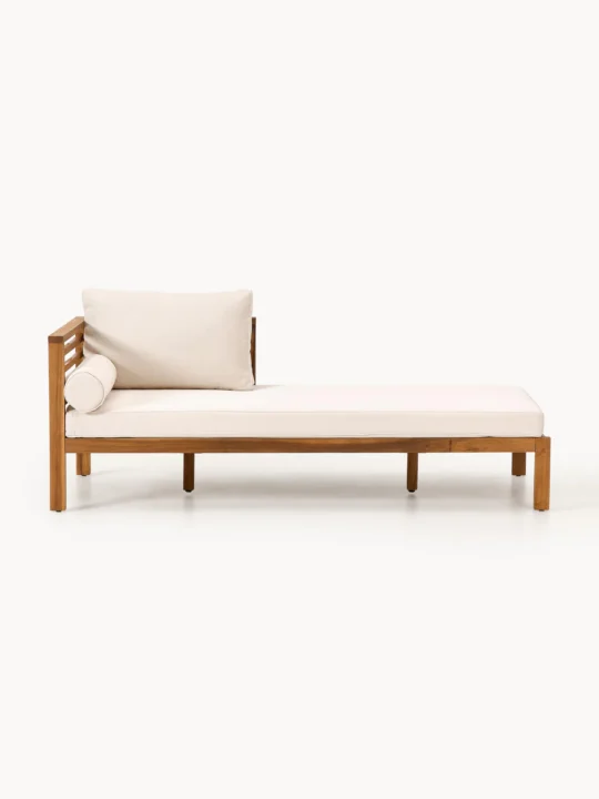 bed en bois clair avec coussins beiges Westwing