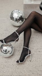 (publicité) Ready to sparkle 🪩🎤 Outfit 1 or 2 ?

Je porte la collection de fêtes de @gambettesbox 💃🏼 Des bas collants livrés tous les mois chez vous sous forme de box. Fabriqués en Italie à partir de fils recyclés 🧶

Pssst : avec le code MILKYKDO la carte cadeau de 3 mois passe à 40€!! Une bonne idée à glisser sous le sapin si vous êtes last minute 🪩

#partyoutfit #discoball #nyeoutfit #newyearseveoutfit #ootn #fashiongram #womensfashion #fashionmoment #ootd #outfit #stylereel #stylingreel#holidayspirit #reelsinstagram