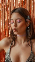 (publicité) J-5 avant Noël ! 🤩  Pour les fêtes, nous avons décidé de vous plonger dans un univers euphorique ! Strass et paillettes sont de la partie, mais avant chaque make up, une bonne skincare routine s'impose 😌  C'est pourquoi nous proposons à 2 d'entre vous de remporter un Coffret Thé des Vignes @caudaliefrance 🍇
 
Pour participer :
- Suivez @caudaliefrance et @milkywaysblueyes
- Likez et enregistrez ce post
- Laissez un commentaire sous cette publication en mentionnant au moins 2 ami(e)s
- Vous avez jusqu'au 27/12 pour participer. 
- Les gagnant·e·s seront annoncé·e·s le  sous cette publication en commentaire épinglé

💋 by @vivab.atelier 

#GiftsThatGiveBack #LetItGlow #Caudalie